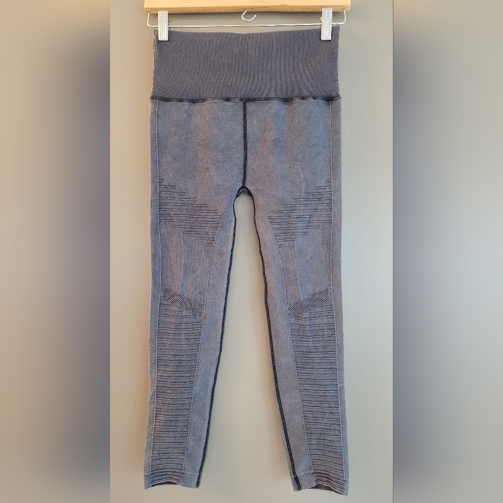 Guess Active 3/4 Leggings Gray (Size S/M)